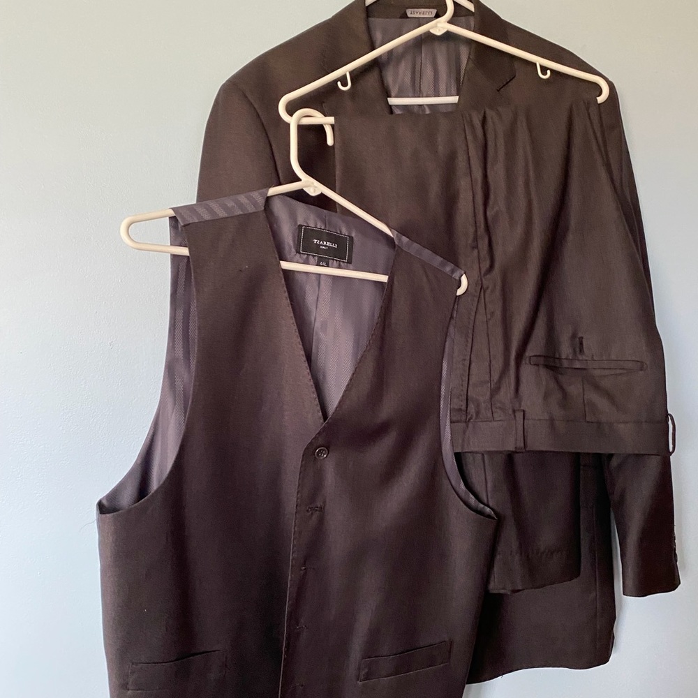 3 pc gray men’s suit Tzarelli Italy worn a few hours for a wedding Excellent